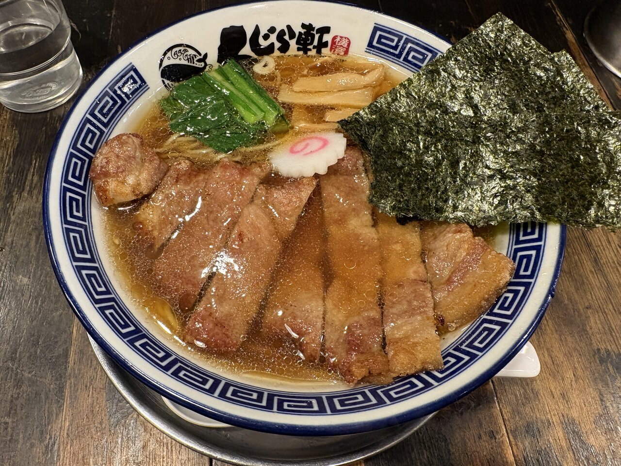 In search of the specialty - Pork Cuts Noodles! I visited the long-established "Kujiraken," which has carried Yokohama's ramen culture