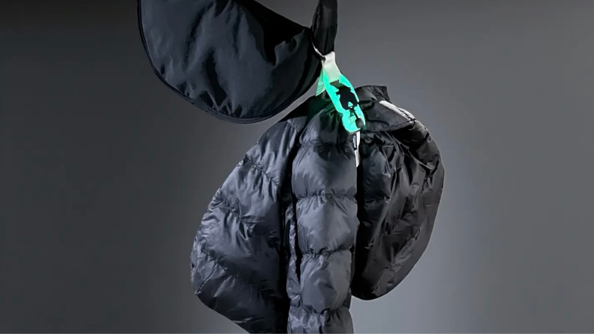 [Hands-Free] The designated spot for your spring outerwear that you’ve taken off! Instantly gathers with a glow-in-the-dark magnetic buckle