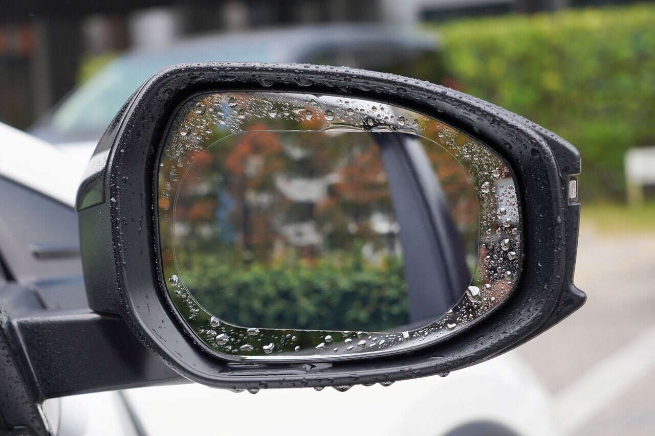 【Rainy Drive】Just stick it on! With the water-repellent film, the side mirrors are always easy to see