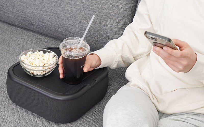 Relax comfortably in the back seat! The convenient lap cushion with smartphone and drink holders
