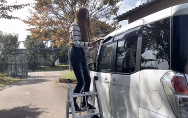 [Vehicle-mounted] Folds to a width that is ultra-compact! A two-step folding ladder that can be carried anywhere