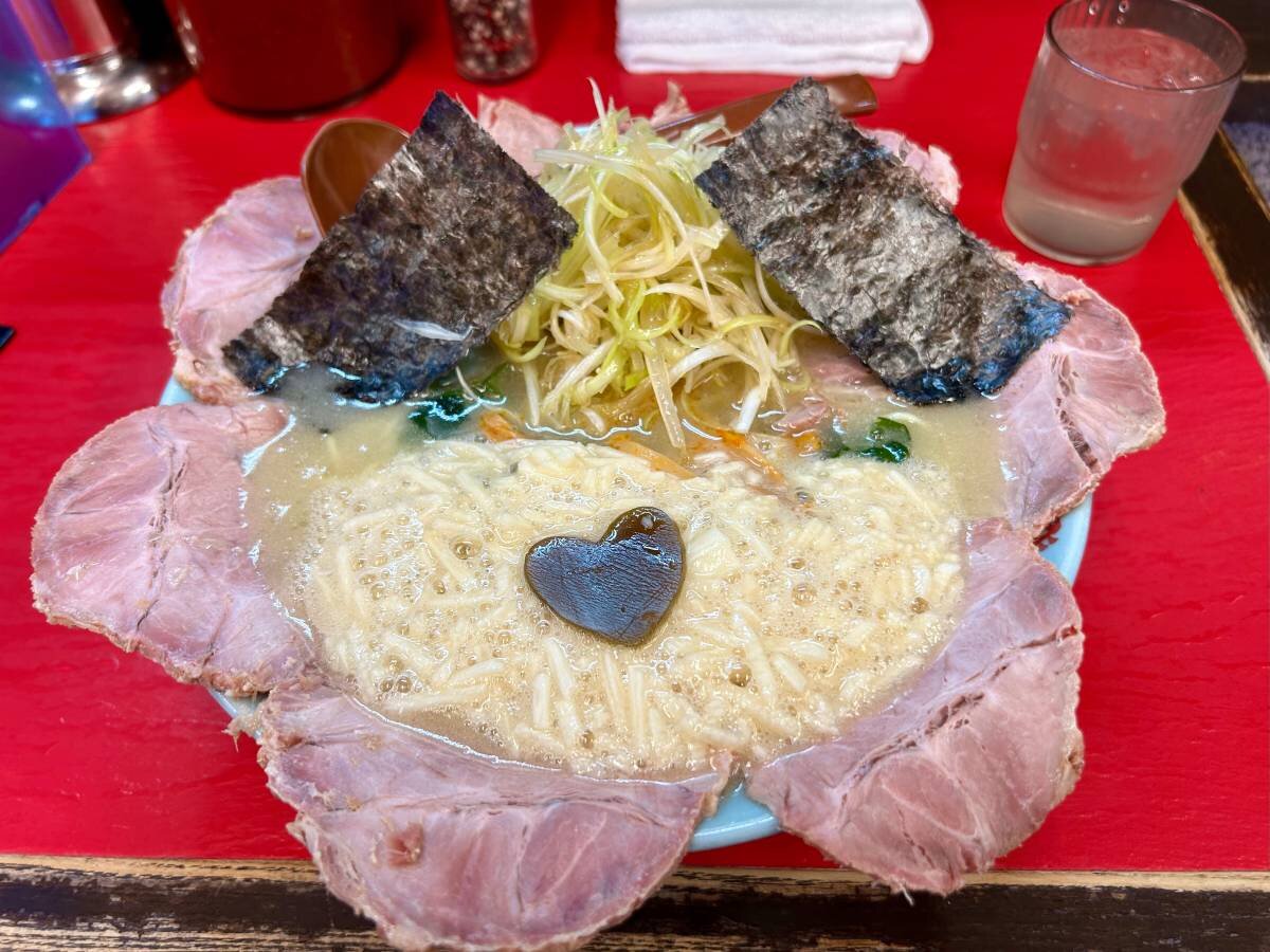 【ラーメン紀行】丼からはみ出る壱発ラーメンの「ネギとろチャーシューメン」は花のように咲く