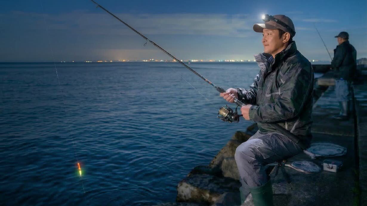 【釣り】夜釣りが100倍楽しくなる!? 光の色で“アタリ”を可視化するスマート電気ウキ