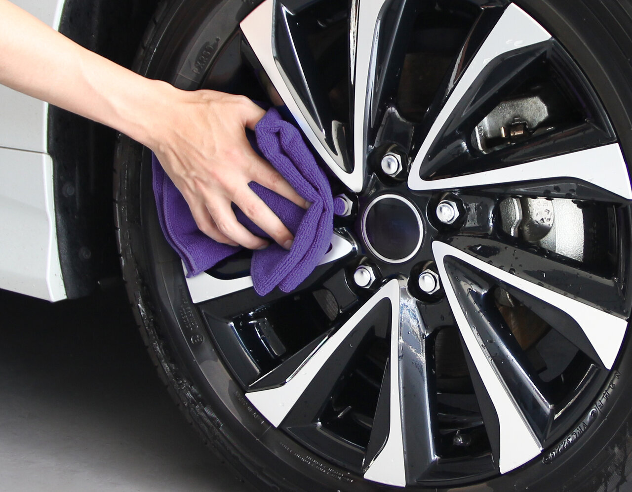 【Wheel Cleaning】Just Water for a Smooth Finish!? Specially processed cloth that removes brake dust and oil stains