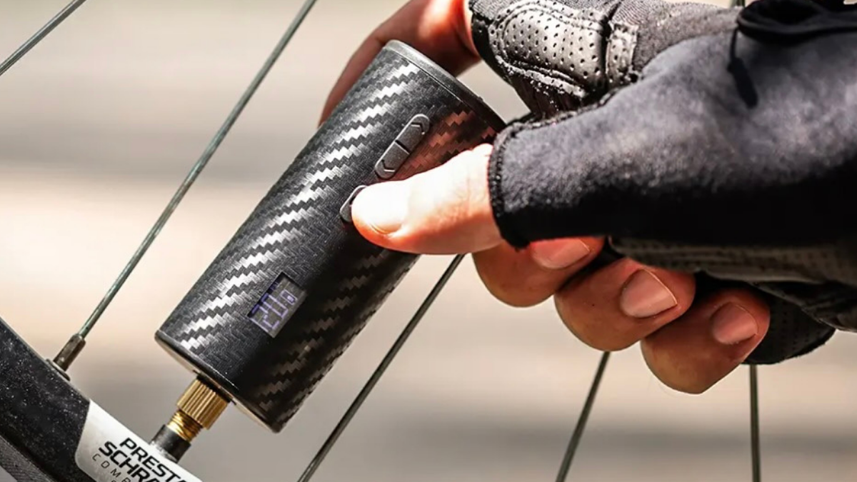 【Bicycle】Adjust air pressure without sweating! A portable electric pump that fits in your pocket for easy maintenance