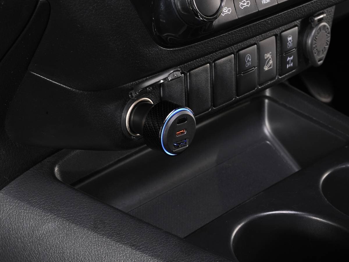 【車載ガジェット】月額料は“0”円！挿すだけで位置追跡＆急速充電できるカーチャージャー