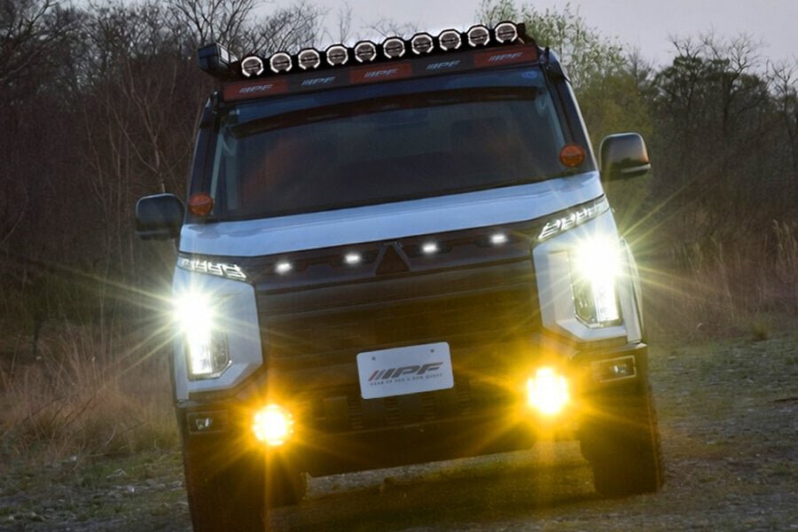 【Custom】 A level of completeness and presence that exceeds OEM! A powerful front view with grill markers.