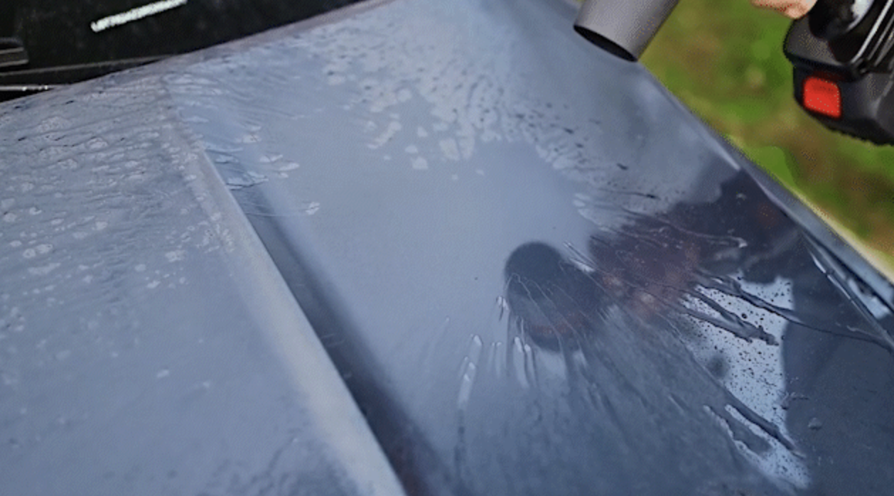 【カーケア】ボディに残った水滴から、車内のゴミまで！2in1ブロワーで時短掃除