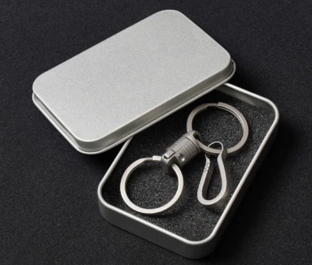 【Hands-Free】Connected by magnet and protected by lock! Smart carrying with titanium magnetic reliever