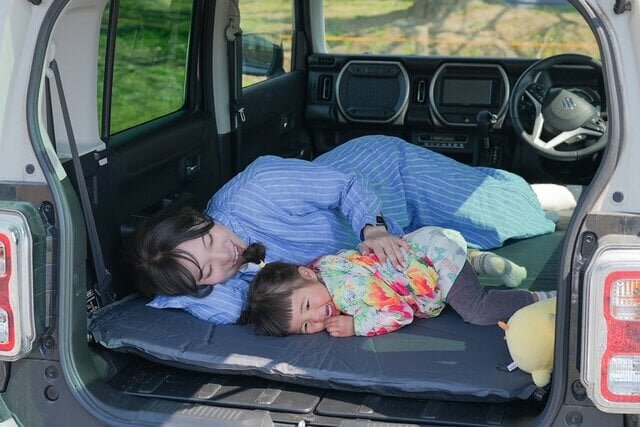 車中泊向けなのに“家”でも使える！爆売れインフレータブルマットが実用的すぎる