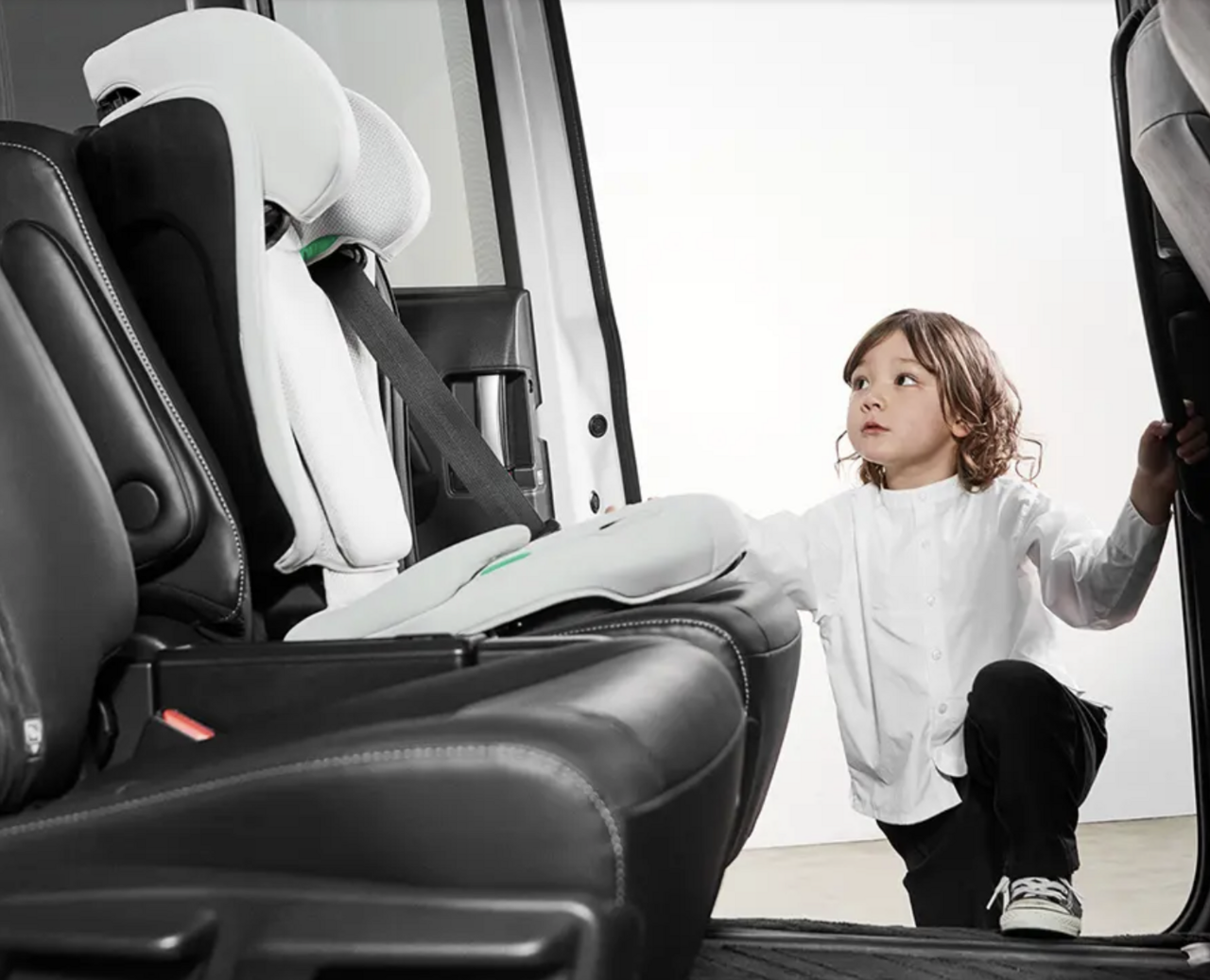 【For GW travel and homecoming】Easy for children to get in and out by themselves! Outstanding portability with the "low seat" junior seat