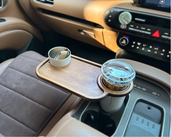 【車載】ドリンク置き場をより深く、広く拡張だ！テーブルホルダー装着で車内がスッキリした