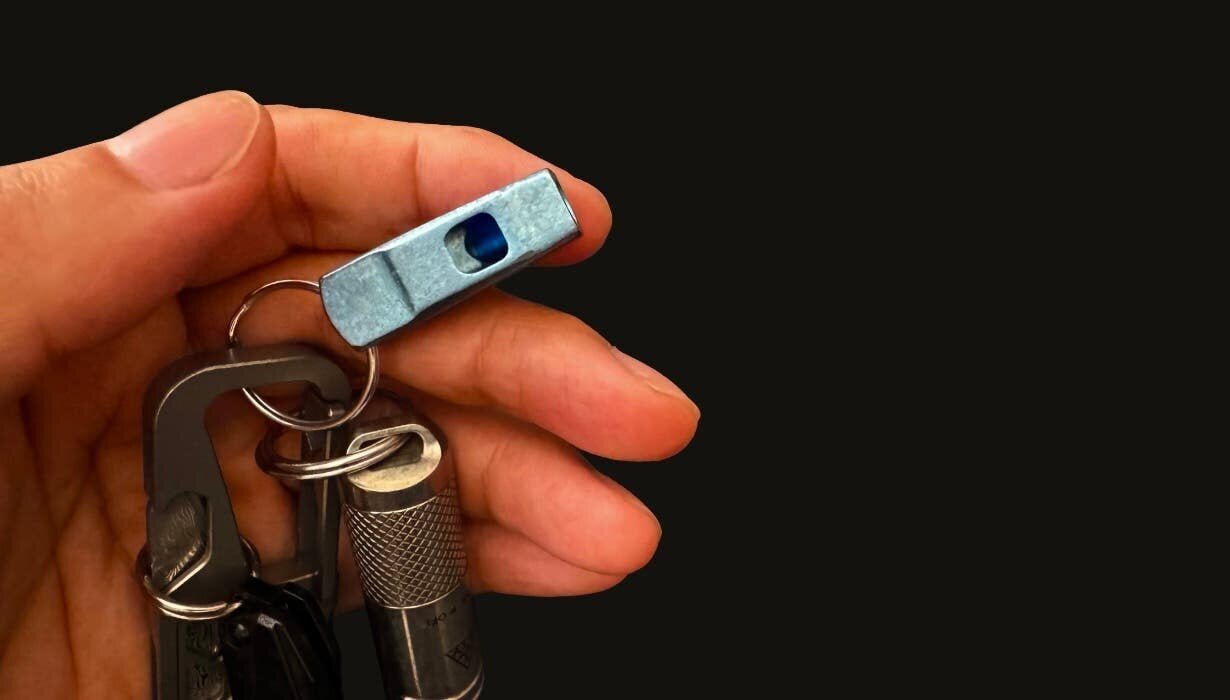 【Disaster Prevention】Becomes a "voice" that resonates anywhere! Protect your life with a fingertip-sized pure titanium mini whistle