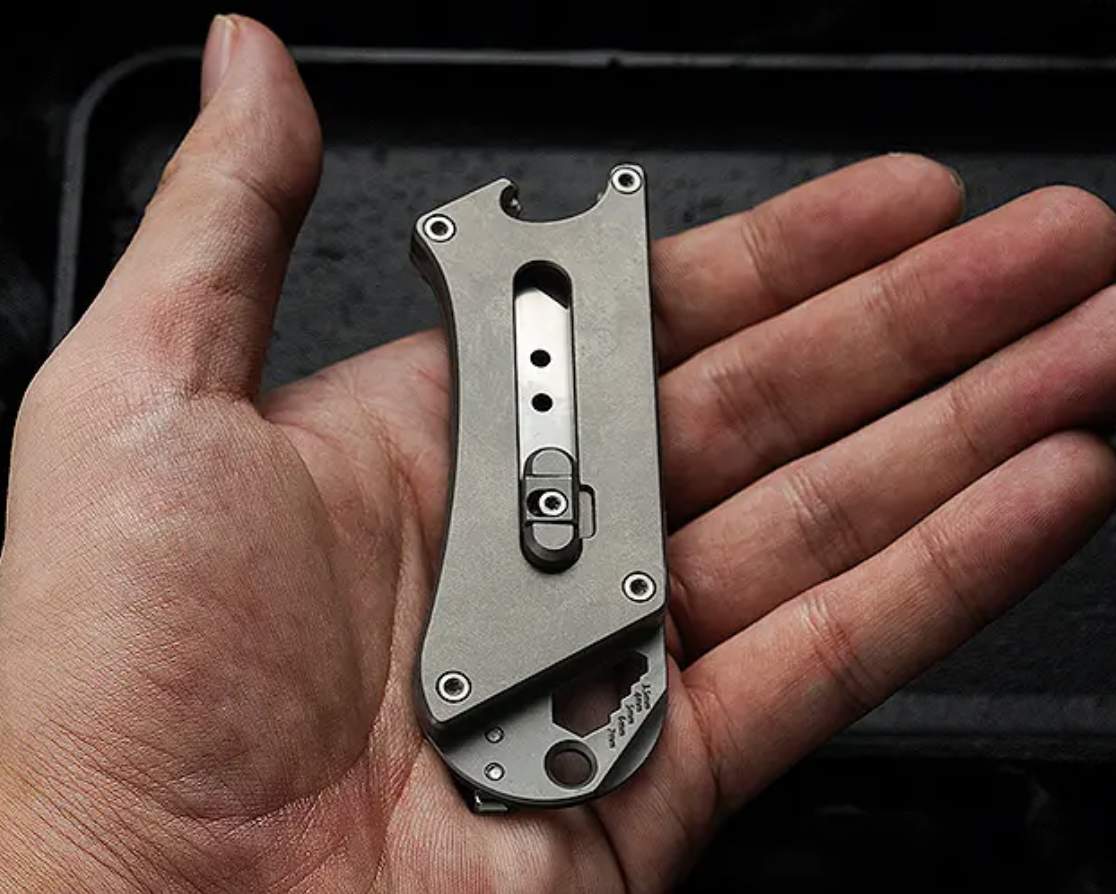 I fell in love with its multifunctionality! The pocket-sized "EDC Cutter" is fun to enjoy with blade exchanges.