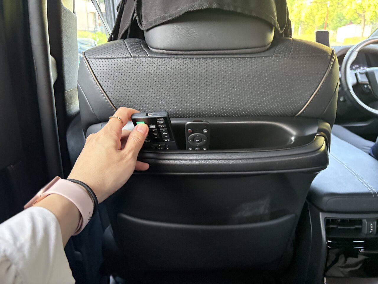 The new Alphard eliminates the subtle stress of not being able to reach the remote from the back seat