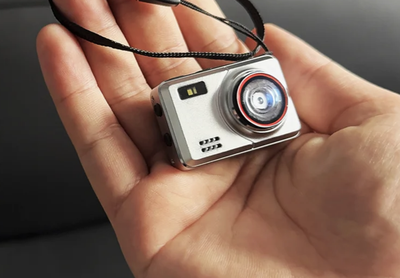 【Playful Gadget】 Palm-sized with 2 million pixels! An ultra-compact camera that makes "shooting now" possible