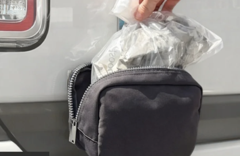 【便利なカー用品】後部ドアにペタッ！“車体外付け”ゴミ箱ならゼッタイ臭わないぞ