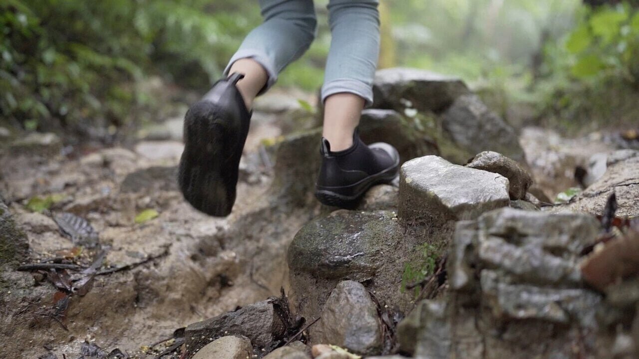 “Just being ‘waterproof’ isn't enough! With waterproof × shock-absorbing slip-ons, I'll dash through to the night