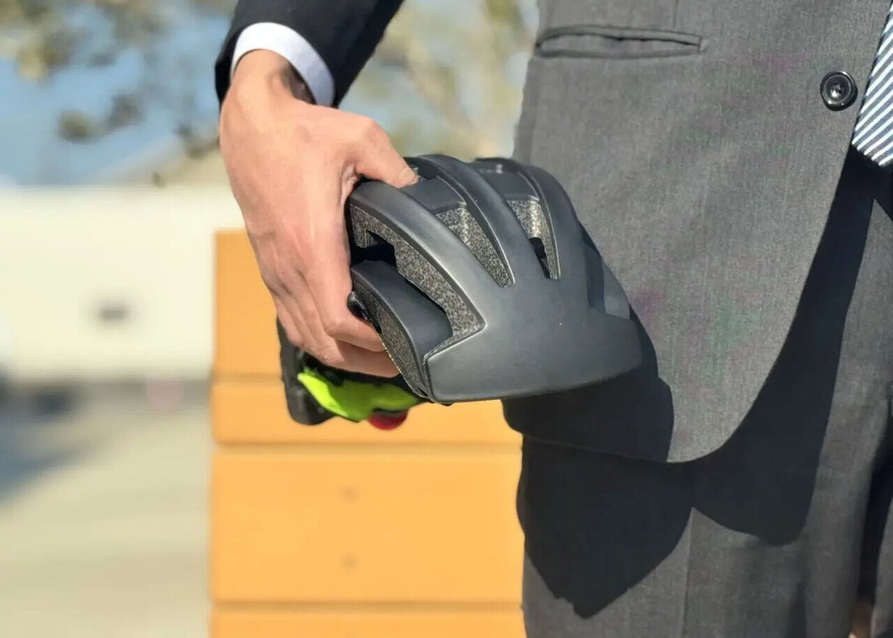 【Cycling Blue Ticket System】Fits in a Business Bag! A Folding Helmet that Matches Your Suit