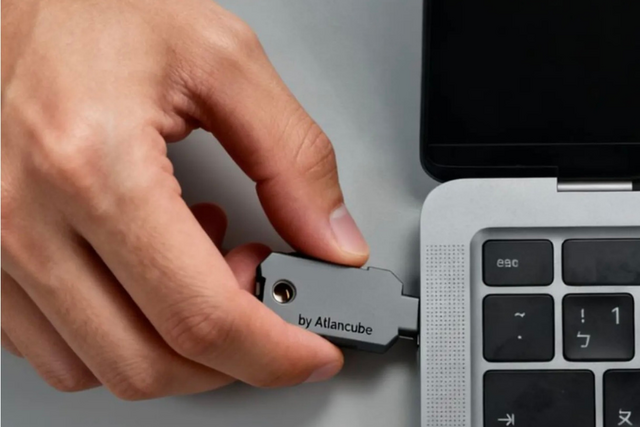 【Security】Deliberately lock with a “physical key”! Prevent fraud and unauthorized access with military-grade chips.