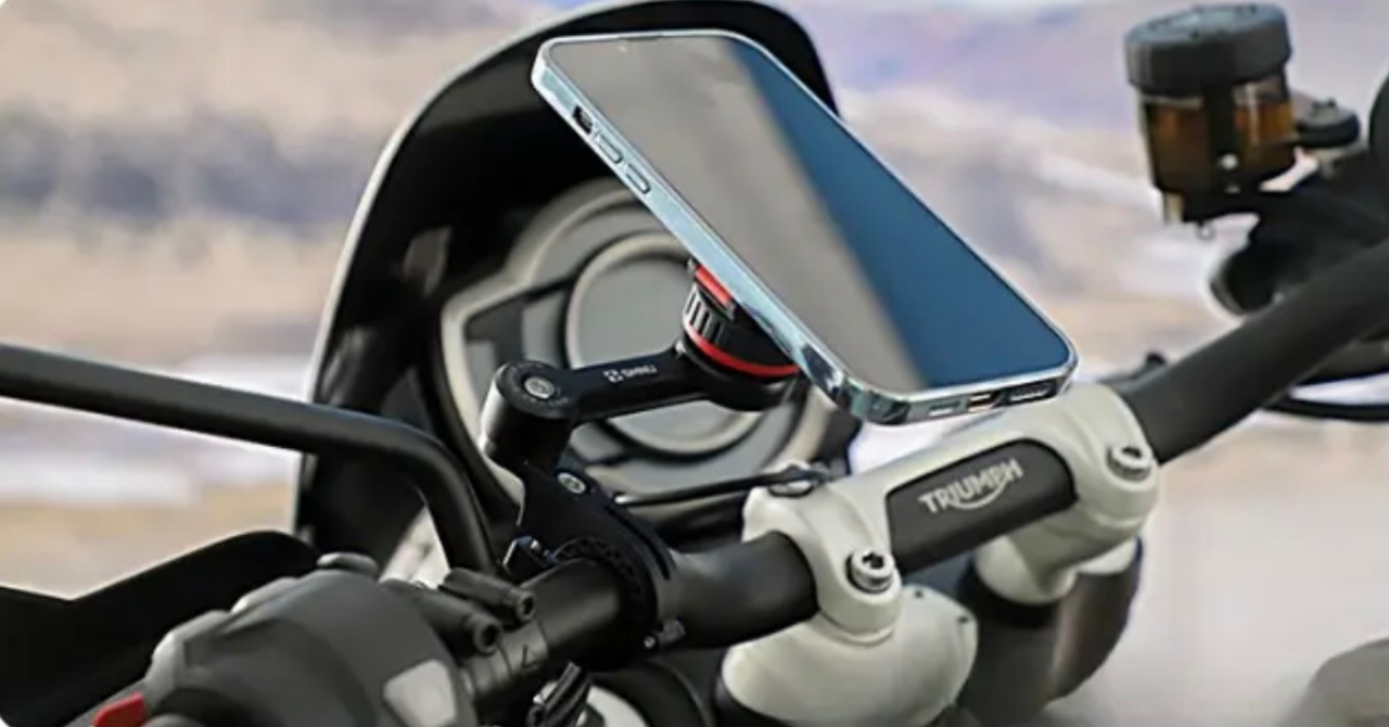 【バイク】磁気の力で浮かす!? 走行中の衝撃からスマホを守るツーリング用ホルダー