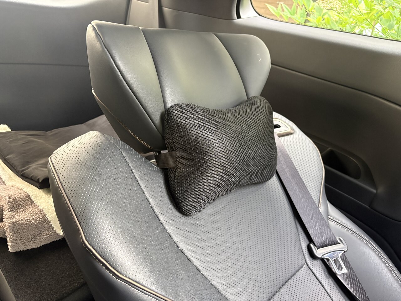 【ダイソー】首の隙間を埋めたら楽になる!?  165円の「車用ネッククッション」レビュー