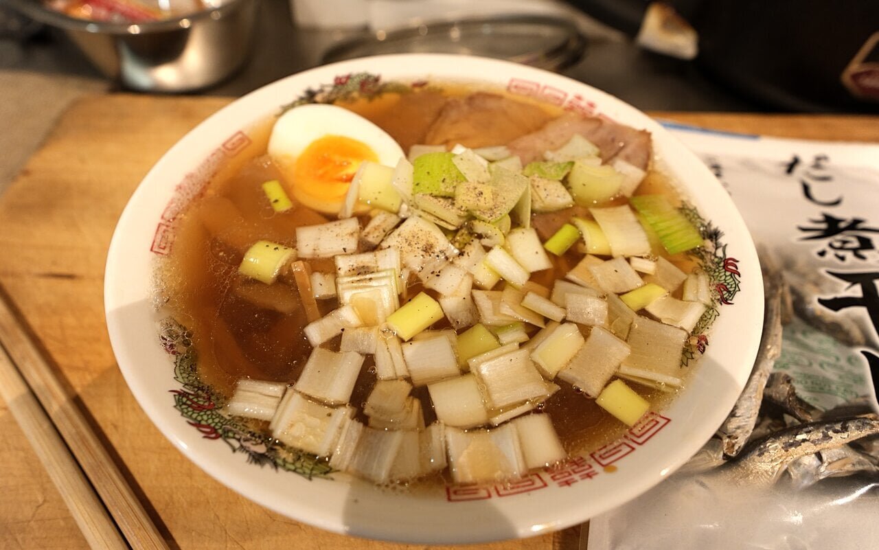 【Homemade soup】The fresh ramen bought at the supermarket becomes a satisfying niboshi ramen! I tried making the broth myself.