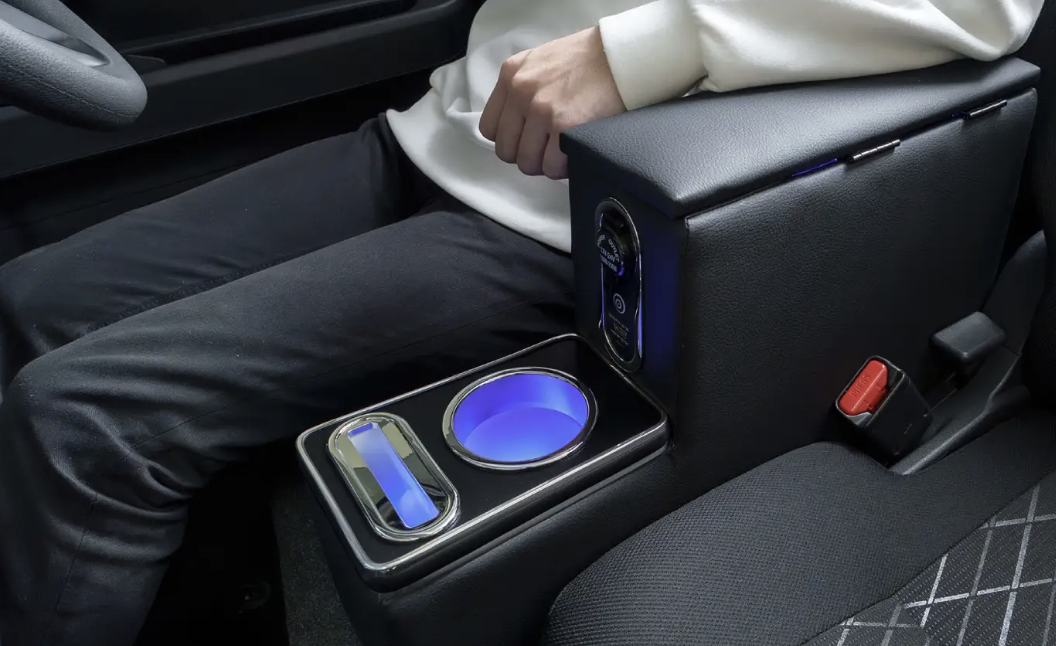 【車内にポン付け】5秒でアプデ！充電や照明、肘置きにもなるコンソールボックス