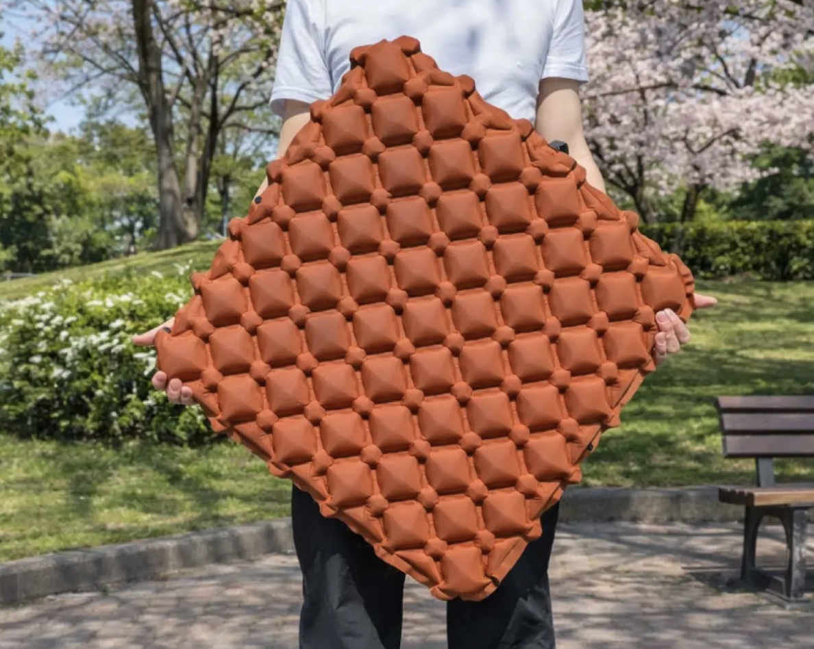 【アウトドア】野外に“ソファ”誕生!? ふかふか感がたまらないポータブルエアクッション