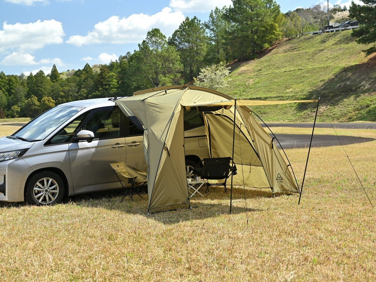 【Car Sleeping】Now is the time for rising accommodation costs! Connecting with a spacious tent will be more comfortable than you can imagine