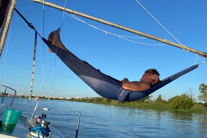【Ultra Lightweight】 Weighing 385g, it's pocket-sized! With a hammock like this, you can be free