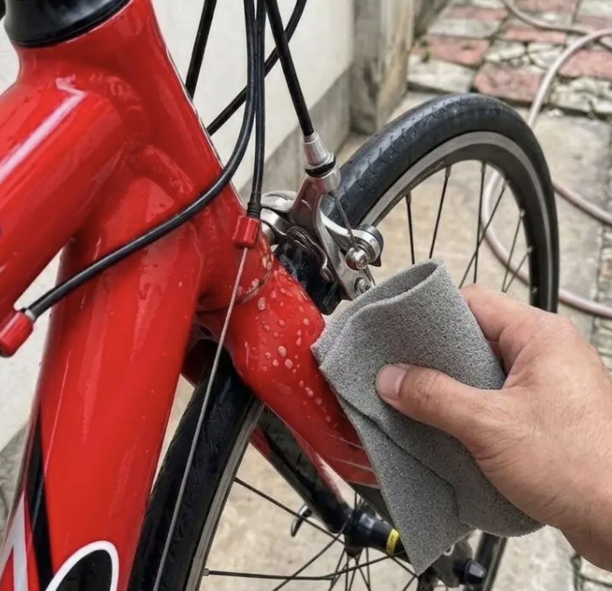 【水だけ】洗車にも！汚れ除去からコーティングまでマルチにこなす“魔法”のスポンジ
