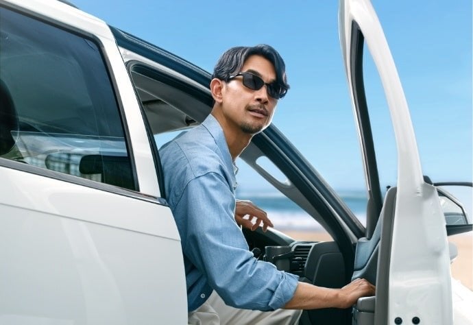 【ゾフ】シーン別に視界をチューニング!運転やゴルフを支える“大人”のサングラス