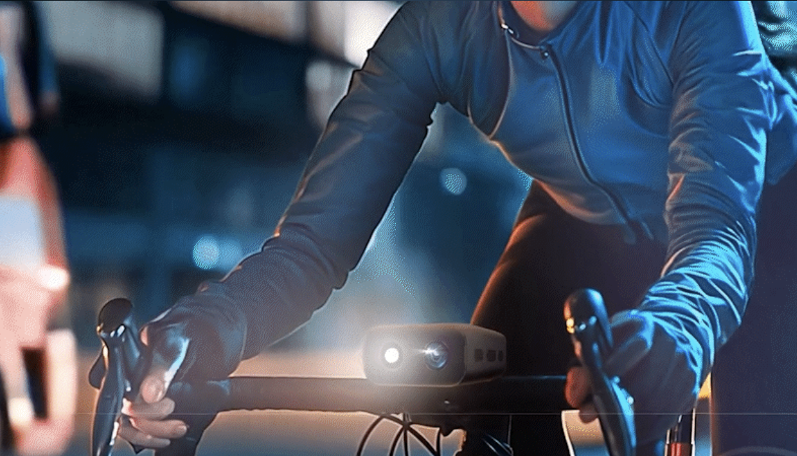 【自転車】新ルールが始まった今こそ!4Kカメラ搭載ライトで夜道も鮮明録画