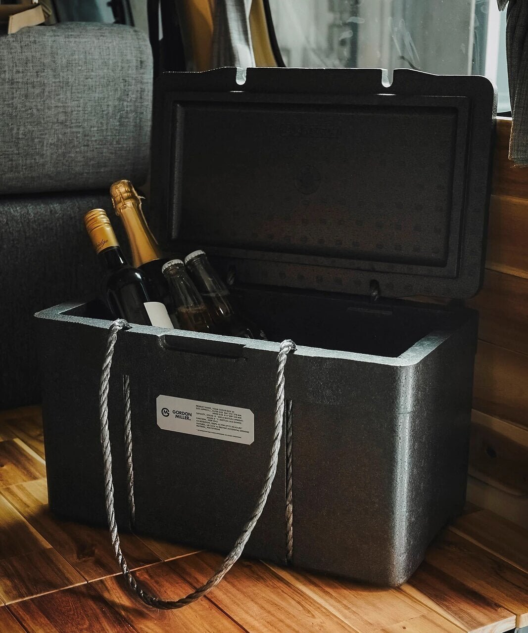 [Cooler Box] Wait, is this made of styrofoam!? A genuine spec that doesn’t feel like it costs 2200 yen