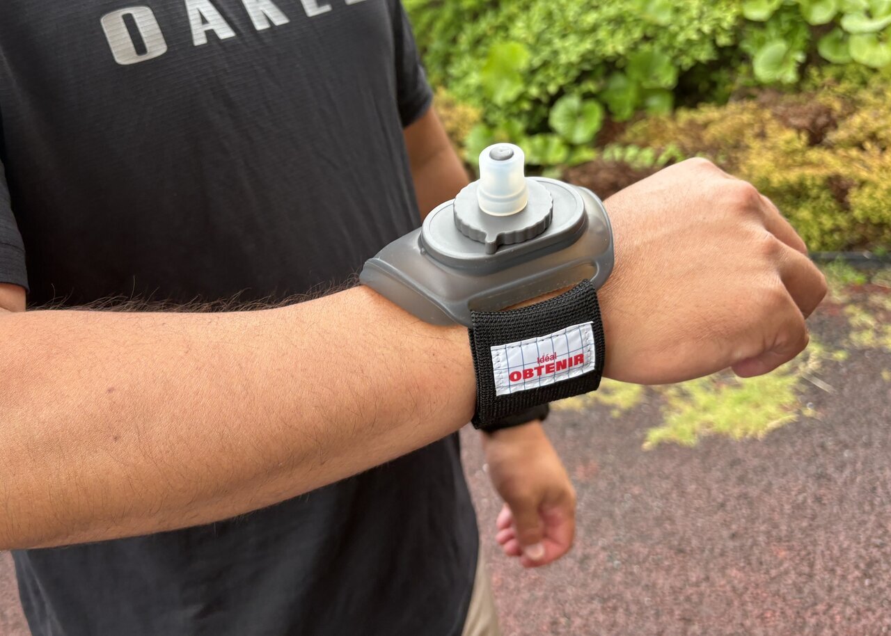 [3COINS] Hydrate just by chewing while running! I tried running with the hands-free 880 yen "Wristband Bottle."