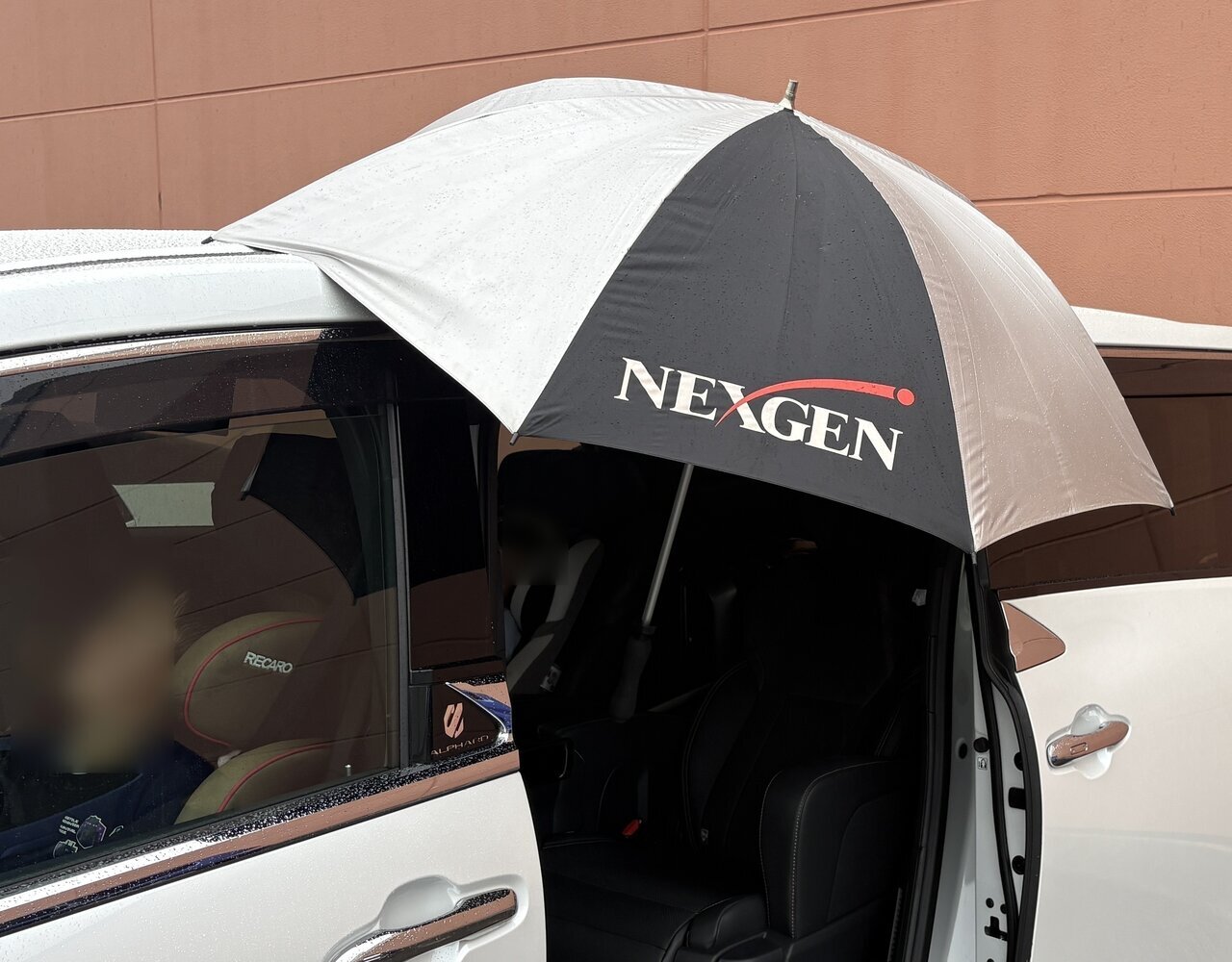 【Rainy Season Measures】Is the stress of moving by car on rainy days resolved with the 330 yen 3COINS "Silicone Magnet Umbrella Holder"?!