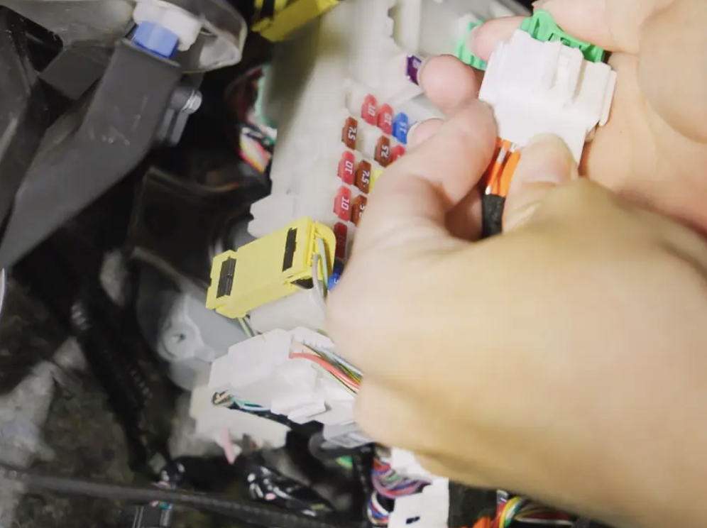 純正配線に繋ぐだけ！「アイドリングストップ」キャンセラーで愛車のバッテリーを労る