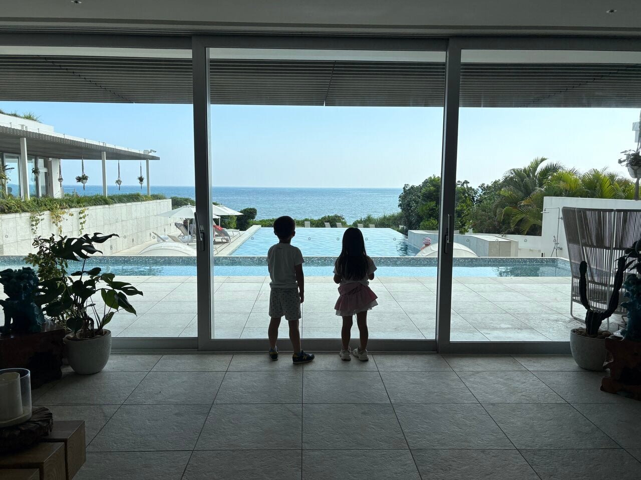 【Resort Travelogue】 Spending time with family on Irabu Island, an adult's luxurious time doing nothing by the poolside