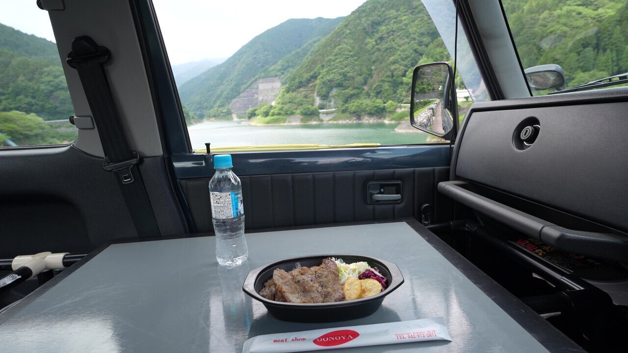 【Drive-in Meals】Enjoying "Steak Bowl" from a long-established meat shop while viewing the spectacular dam in Hannō City, Saitama Prefecture