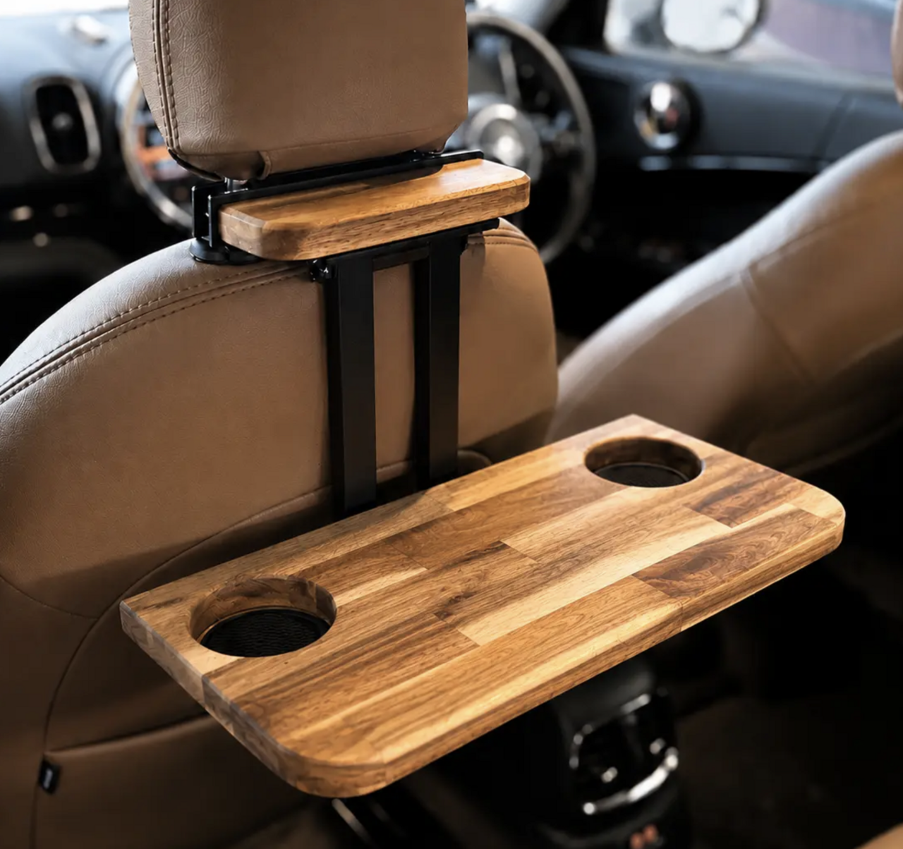 Discover a wooden in-car desk that can turn your car into a premium dining experience! Will lunch and PC time become more comfortable!?