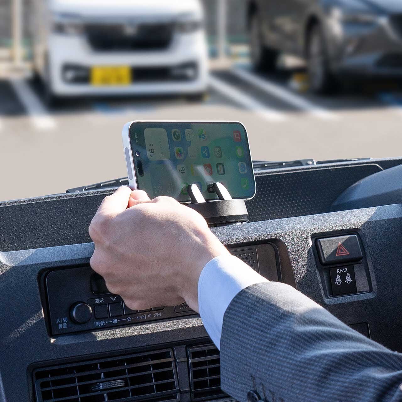 【Drive】 A powerhouse for about 2000 yen! The excellent car-mounted smartphone holder with one-handed attachment and 360° rotation