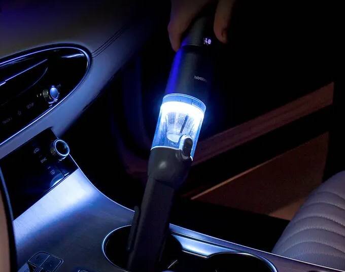 【車内ケア】LED搭載でホコリ丸わかり！パワフル吸引＆噴射のハンディクリーナー