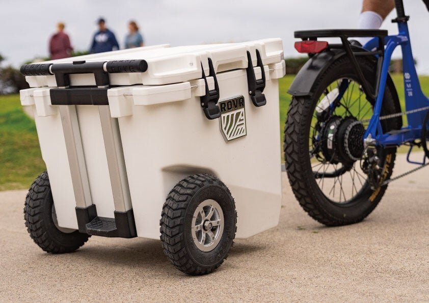 Off-road capable big tires! A cooler with tires that can be towed by bicycle, originating from the U.S.