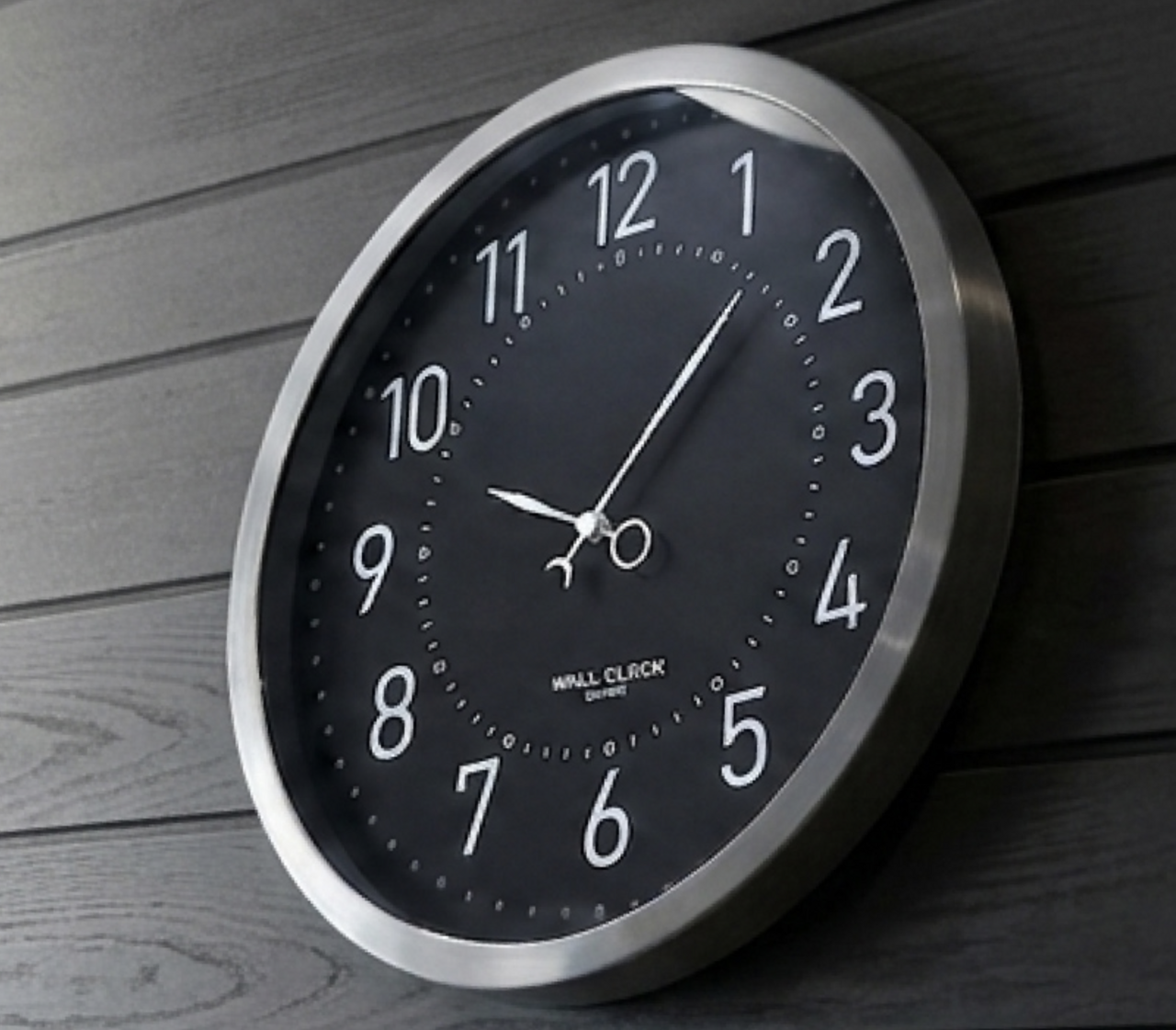 【Security】Upon closer inspection, I discovered the “lens”! Equipped with a "wall clock type" camera that can be operated from afar