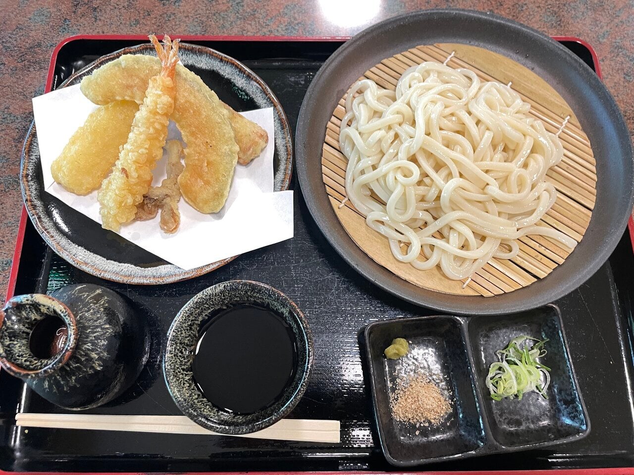 【Onsen Cafeteria】Enjoying udon noodles with tempura at "Chichibu Kawabata Onsen Bon no Yu," close to Nagatoro Gorge during a drive