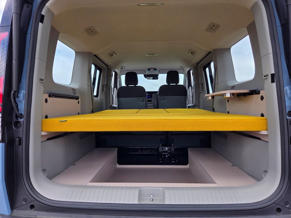 【車中泊】EVミニバンを“キャンピングカー”仕様に！ダブルベッドと積載を両立だ