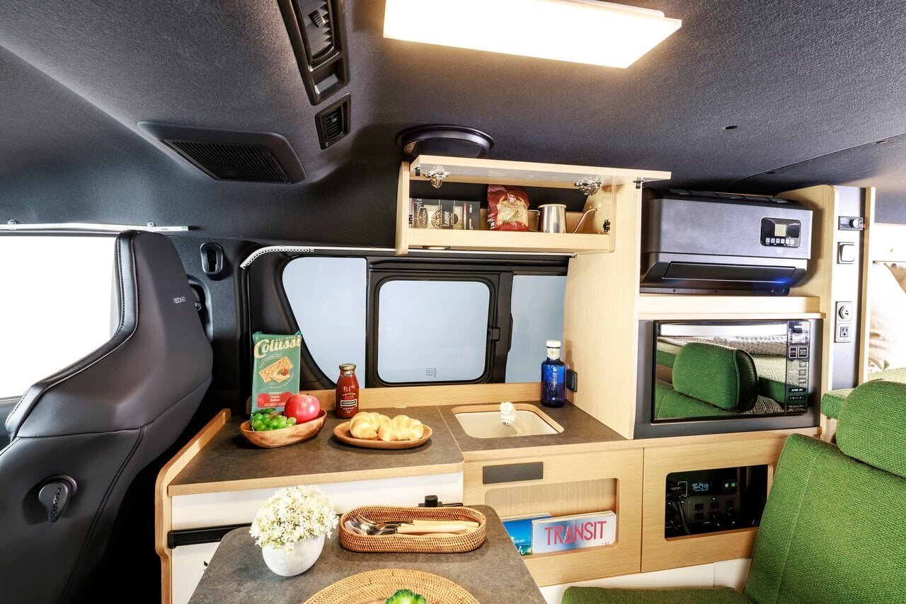The "moving hotel" is already priced at 【4.68 million yen】! The "Hiace Camping Car" can also be parked in standing parking lots.