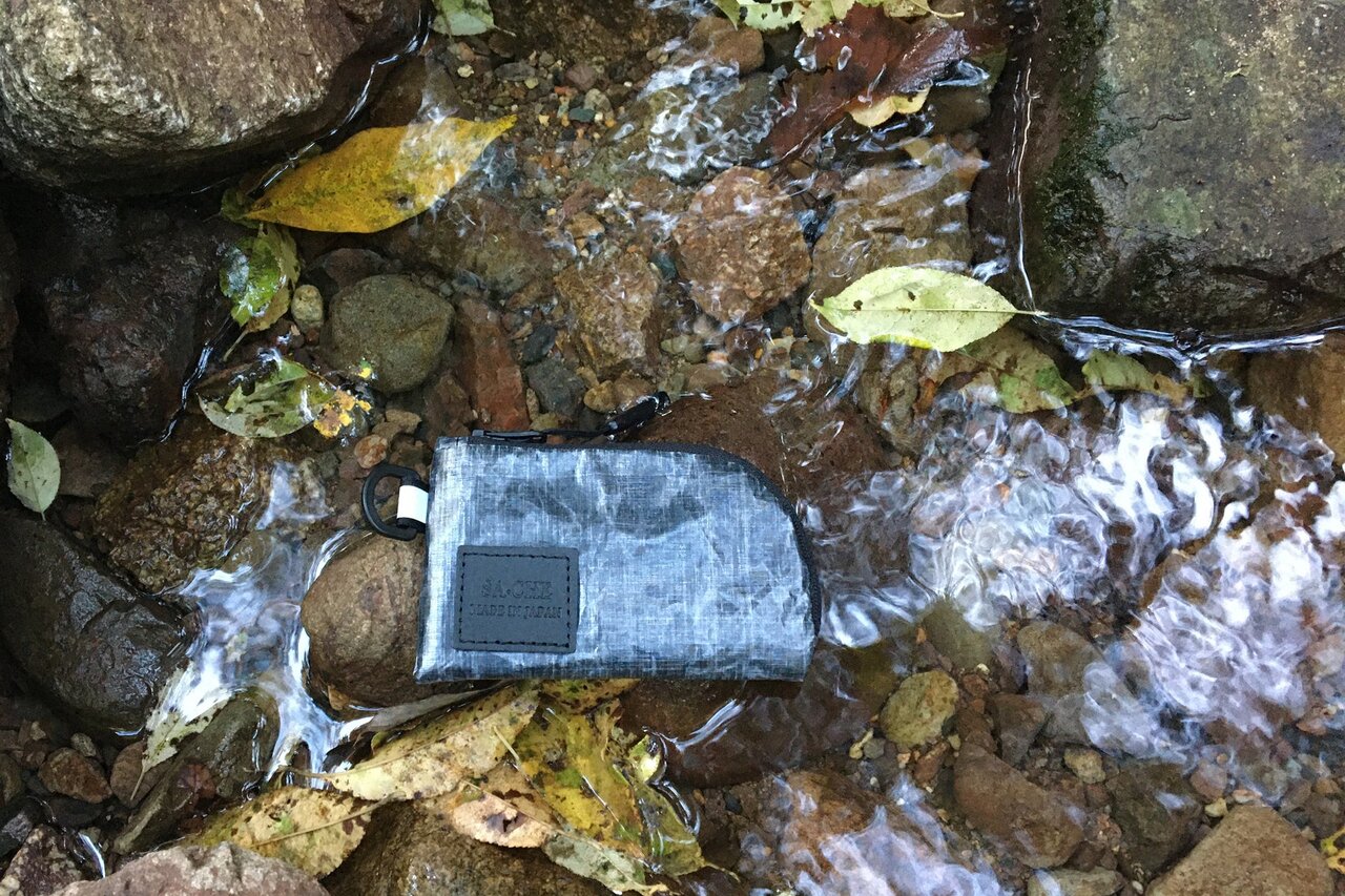 水に浮くほど軽い！野外でもガシガシ使えるアウトドアミニウォレット
