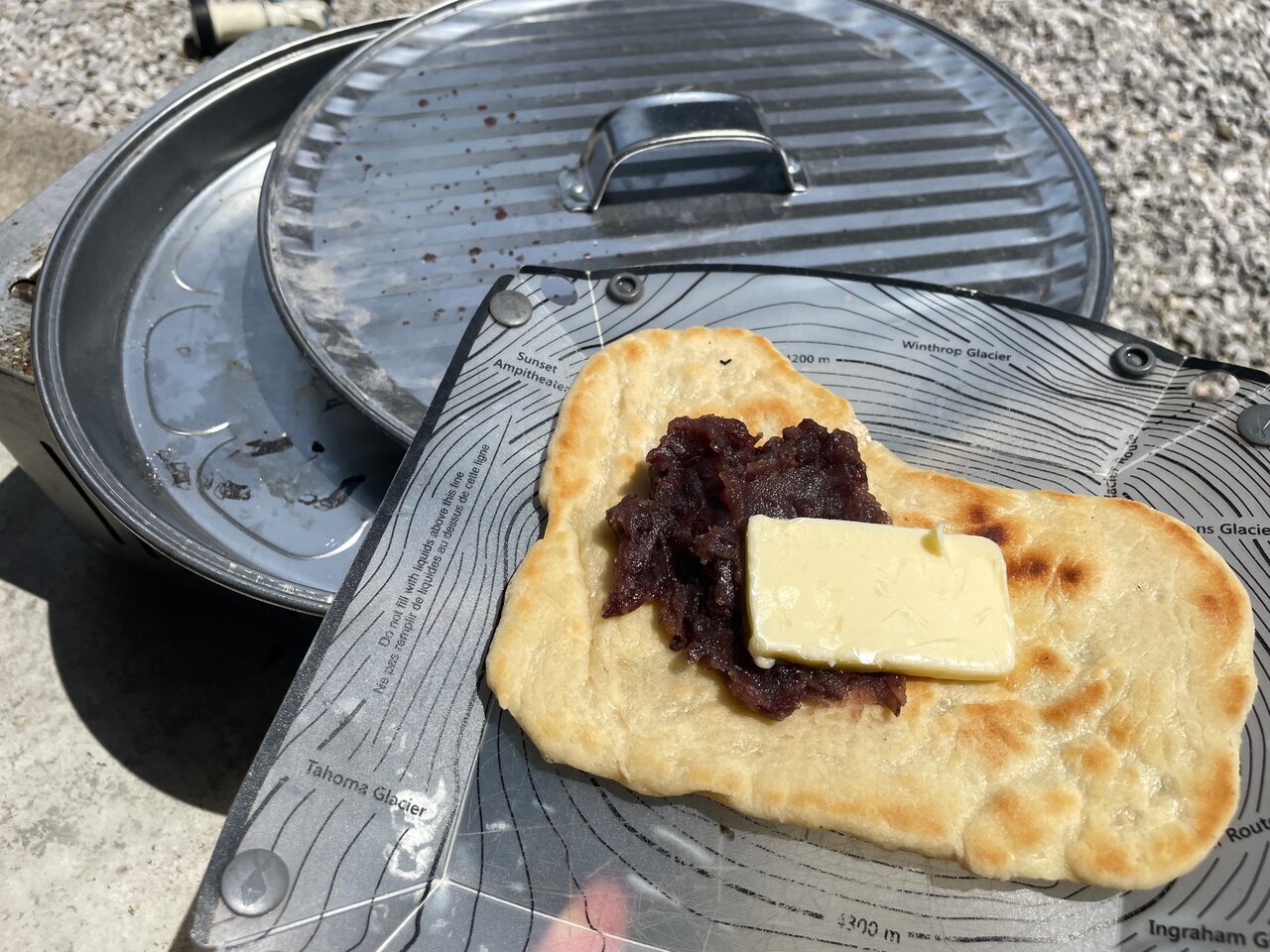 【Camp Cooking】A Challenge to Make Authentic Naan from Flour Using Charcoal and a Pizza Oven